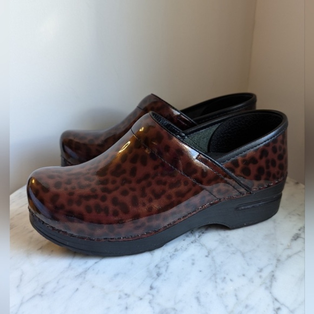 Dansko Patent Leopard Print Size 38 Clogs